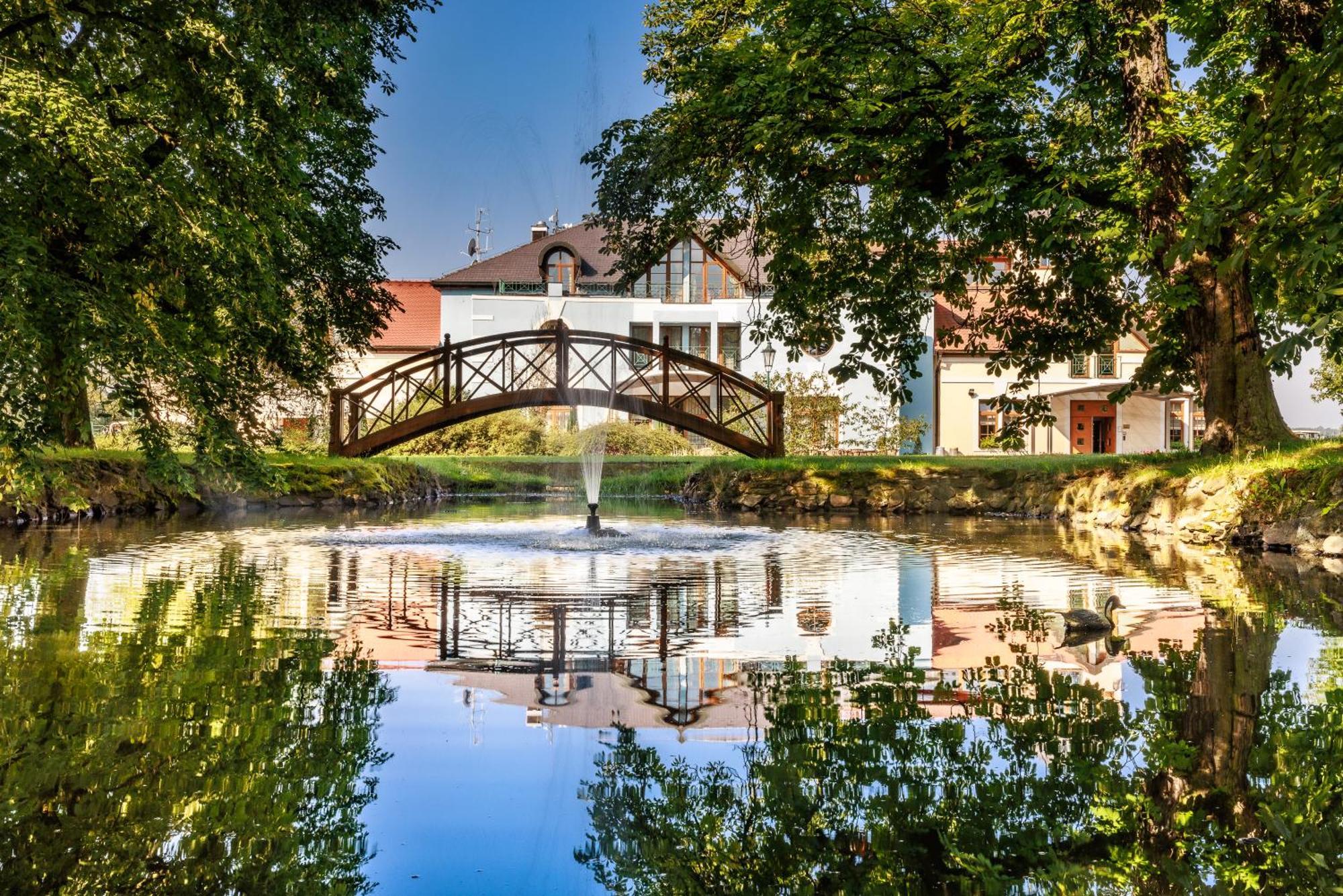 Darovansky Dvur - Wellness & Golf Hotel Břasy Exterior foto