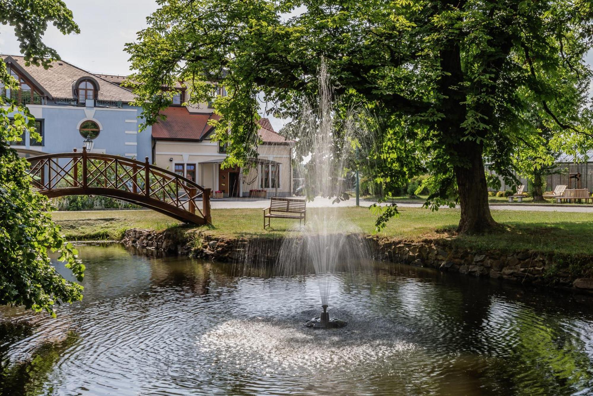 Darovansky Dvur - Wellness & Golf Hotel Břasy Exterior foto