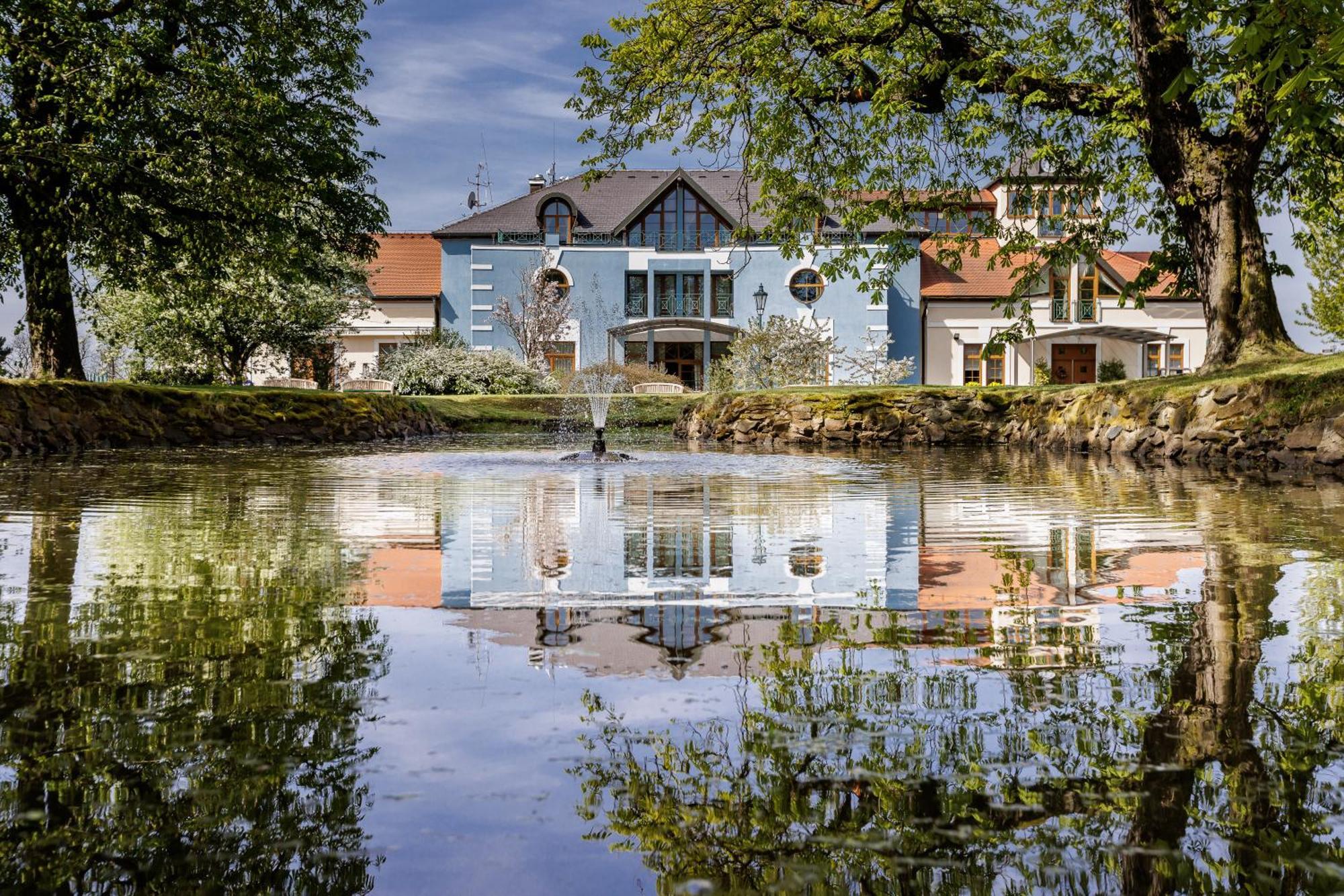 Darovansky Dvur - Wellness & Golf Hotel Břasy Exterior foto
