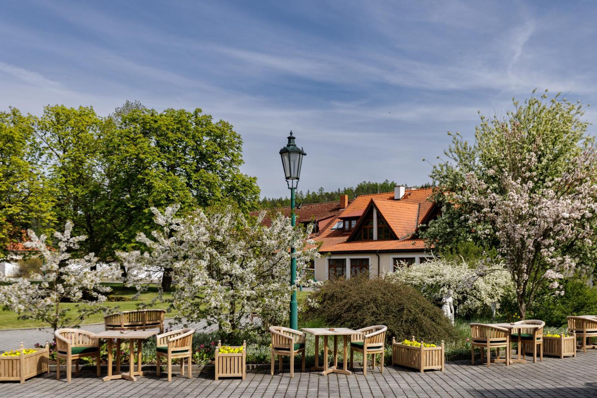 Darovansky Dvur - Wellness & Golf Hotel Břasy Exterior foto